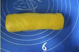 由下至下卷起，捏紧收口，盖上保鲜膜松驰15分钟；