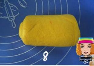 由上至下卷起，捏紧收口；