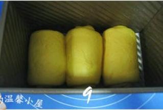 排放入吐司模中；