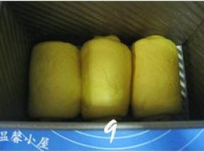 排放入吐司模中；