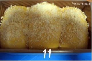 刷上全蛋液，用利刀在面团中间划一道，撒上适量的油酥粒；