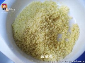 油酥粒做法：低粉+糖粉+奶粉混合均匀，加入软化的黄油，用手搓成细粒状，放冰箱冷箱备用。
搓好的油酥粒如下图：用不完的油酥粒装入保鲜袋，放冰箱冷藏下回再用就行。
枫糖胡萝卜吐司