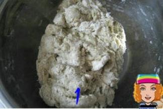 除黑芝麻和黄油外的所有材料混合（酵母不要跟糖和盐放一起，先将其他材料搅匀后再放酵母)，用筷子搅拌成团；盖上保鲜膜放冰箱冷藏半小时；