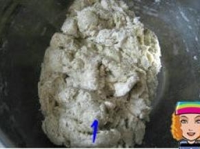 除黑芝麻和黄油外的所有材料混合（酵母不要跟糖和盐放一起，先将其他材料搅匀后再放酵母)，用筷子搅拌成团；盖上保鲜膜放冰箱冷藏半小时；