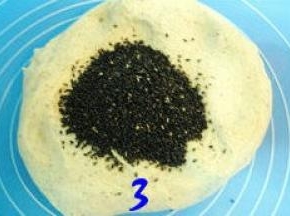 在揉好的面团中放入黑芝麻；
