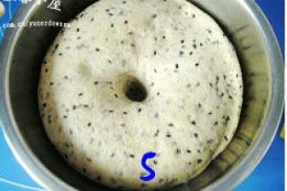 面团发酵至原体积2倍大左右,用手指在面团上戳个洞，洞口不回缩表示发酵完成；