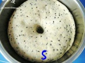 面团发酵至原体积2倍大左右,用手指在面团上戳个洞，洞口不回缩表示发酵完成；