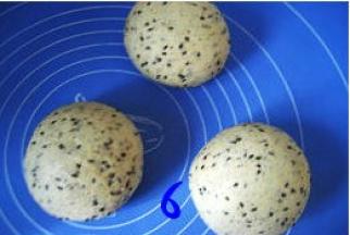 发酵好的面团排气，分割成三等份，分别滚圆，盖上保鲜膜松驰15分钟；
如果采用冷藏法发酵，发酵完的面团取出后，在室温下回温一小时，再进行排气、分割和滚圆。