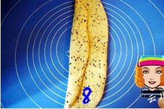 翻面，将面团左右两边向中间对折，压紧；