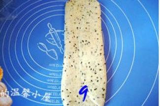 用擀面杖从面团中间向上下两边擀长，宽度等同模具；