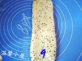用擀面杖从面团中间向上下两边擀长，宽度等同模具；