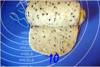 将面团底边压薄，由上至下卷起，捏紧收口；