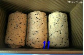 放入模具中，套上保鲜袋，放温暖处发酵；