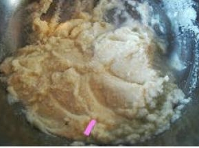 把打好的豆浆过滤出豆渣，豆渣不必滤的太干，稍微湿润些；