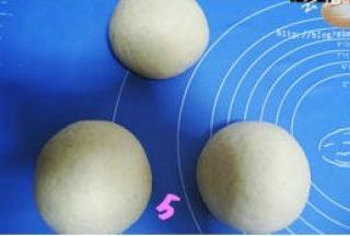 发酵好的面团排气，分割成三等份，分别滚圆，盖上保鲜膜松驰15分钟；