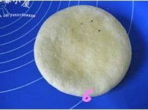 取一松驰好的面团，压扁排气；