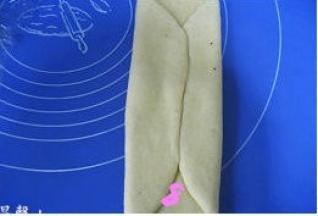 翻面后，把面片左右两边向中间对折，压扁；