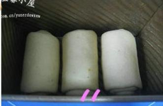 放入吐司盒中，套上保鲜袋，放温暖处发酵；