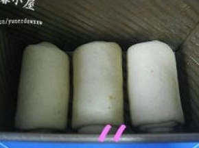 放入吐司盒中，套上保鲜袋，放温暖处发酵；