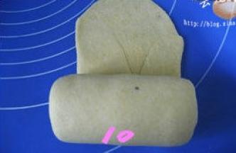 自下而上卷起，压薄底边，捏紧收口；