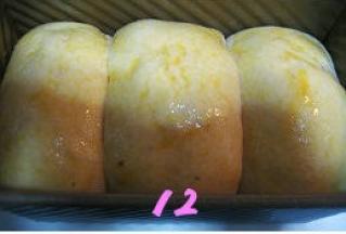 面团发酵至九分满，表面刷蛋液；烤箱预热180度，放下层，烤35分钟。吐司上色后要及时加盖锡纸。温度及时间视自家烤箱情灵活掌握。