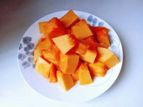 再切小方块装入盘中备用。