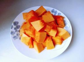 再切小方块装入盘中备用。