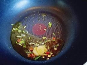 葱姜蒜切碎，锅中加入油，加入切好的葱姜蒜，爆炒出香味。