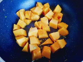 加入切好的南瓜继续煸炒。
