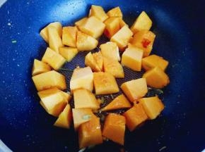 加入切好的南瓜继续煸炒。