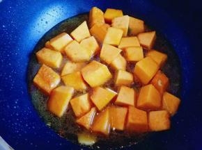 加入少量水，放入盐，糖，大火烧开，转中小火，盖上盖子闷煮熟透即可。