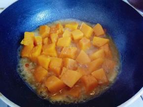 大约6分钟的样子，打开盖子，南瓜八九成熟了，这时加入生抽，大火收汤，无需全部收干，有一点汤才好吃。