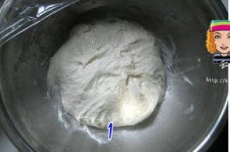 中种面团材料按牛奶+酵母混合均匀，再加入糖和高粉，用筷子搅拌成团，罩上保鲜膜；