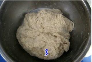 发酵好的中种面团与主面团（除黄油外）的材料混合成团，放冰箱冷藏15至20分钟（针对手揉面团而言，面包机制作可省略此步）；