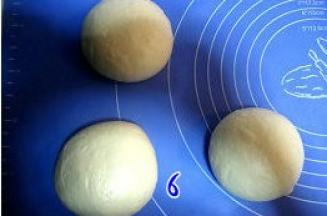 发酵好的面团排气，分割三等份，滚圆，覆上保鲜膜，中间松驰20分钟；