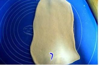 松驰好的面团逐个压扁，擀开；