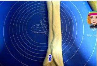 翻面，将面团左右两边向中间对折；