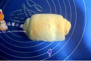 用擀面杖从中间向上下两边擀长，再由上至下卷起，捏紧收口；