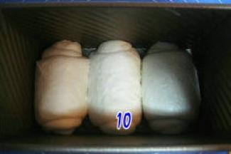 放入吐司模中，罩上保鲜膜，