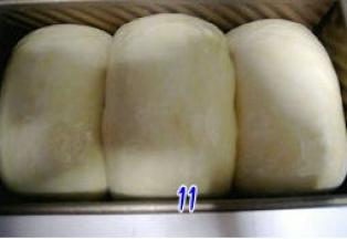 放温暖处发酵至九分满，表面刷全蛋液；