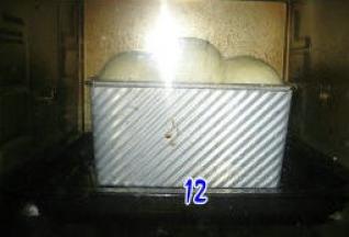 烤箱预热180度，底层，烤40分钟（吐司表面上色后要加盖锡纸）。
温度及时间依自家烤箱情况灵活掌握