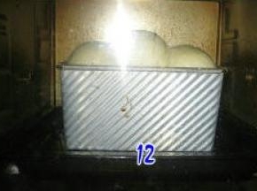 烤箱预热180度，底层，烤40分钟（吐司表面上色后要加盖锡纸）。
温度及时间依自家烤箱情况灵活掌握