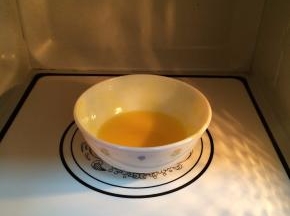 把黄油放入微波炉加热15秒至融化，建议先加热10秒取出观察，看融化的程度是否继续加热。（也可使用隔温水融化的方式）