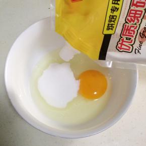 在大碗内打入鸡蛋，加入细砂糖。