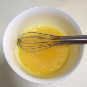 用手动打蛋器搅拌均匀。