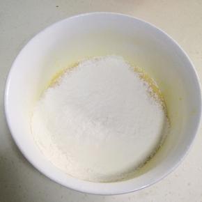 低筋面粉和泡打粉过筛到碗内。