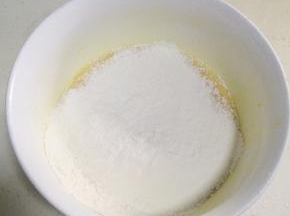 低筋面粉和泡打粉过筛到碗内。
