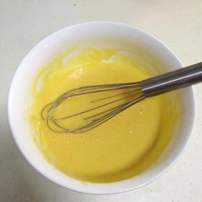 画“井”字拌匀，形成面糊。