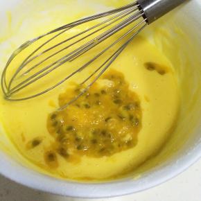 在面糊内加入百香果果肉，拌匀。