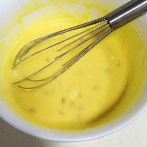 把制作完毕的面糊，盖好保鲜膜，入冰箱冷藏半个小时至一小时。（如果是冬天可以直接室温放置）